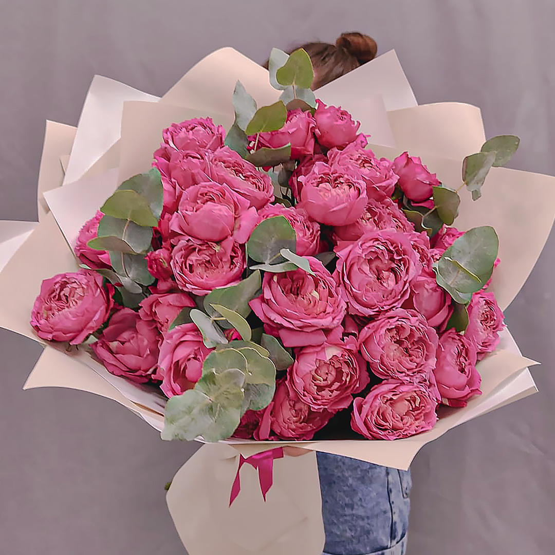 Букет из ярких кустовых пионовидных роз с эвкалиптом N 45355