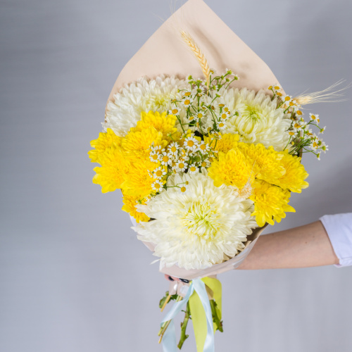 Букет из одноголовых и кустовых хризантем с ромашками арт. 52704