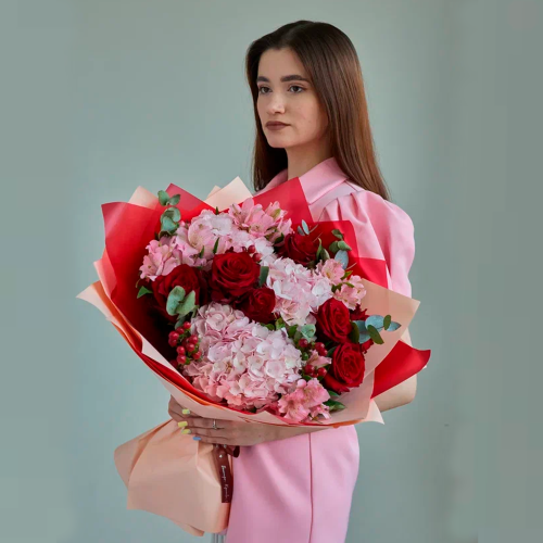 Букет из гортензий и красными розами арт. 84615
