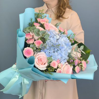 Букет с голубой гортензией и кустовыми розами 71078
