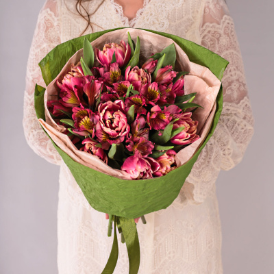 Букет из пионовидных тюльпанов Колумбус с альстромерией 59898