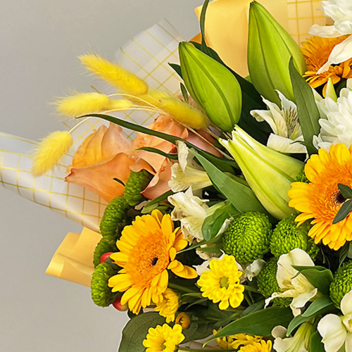 Букет из одноголовых хризантем с лилей и герберами арт. 52463