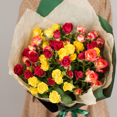 Букет из ярких кустовых роз 27803
