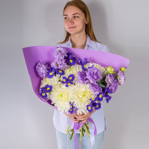 Букет из белых одноголовых хризантем с эустомой и ирисами арт. 52705