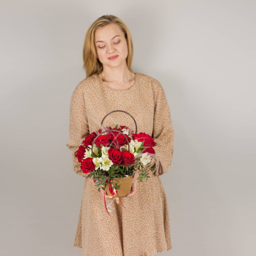 Сумочка с красными розами Кения и альстромерией арт. 50539