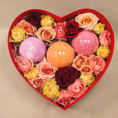 Сердце с цветами и бомбочками для ванны 45458