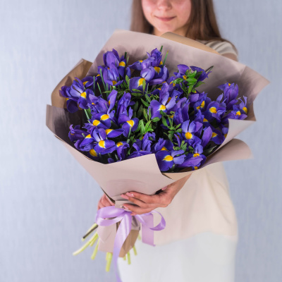 Букет из 19 Ирисов с зеленью в упаковке 35833