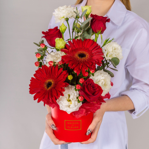 Коробка с цветами красные герберы и розы арт. 66530-Дв