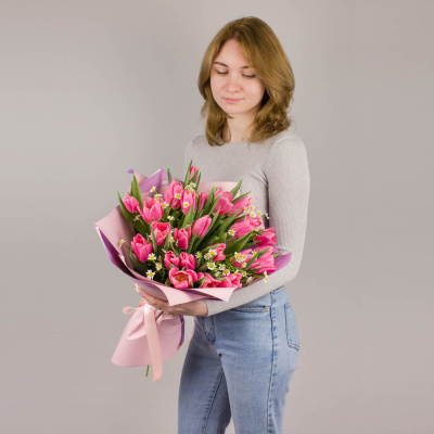 Букет 25 розовых тюльпанов с танацетумом 46335