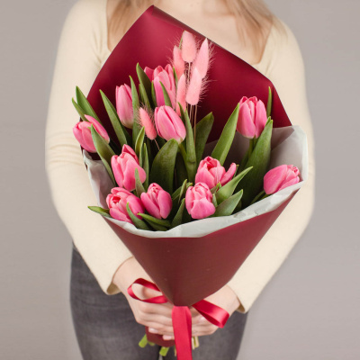 Букет 11 розовых тюльпанов с лагурусом 46462