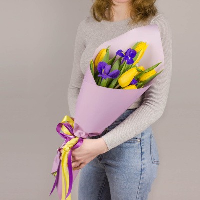 Желтые тюльпаны с ирисами. Небольшой букет. N 46329