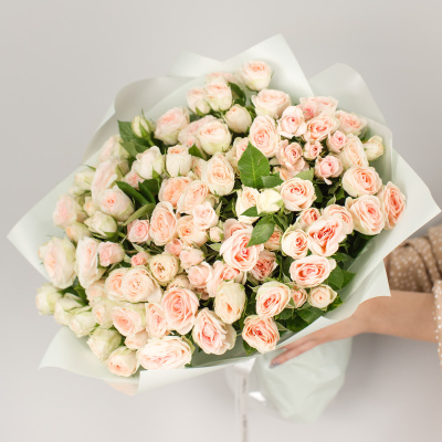 Букет из кустовых пионовидных кремовых роз с эвкалиптом N 50568