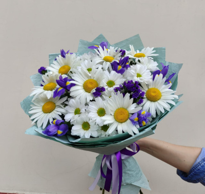 Букет из ромашек с ирисами "За облаками небо". N 36290