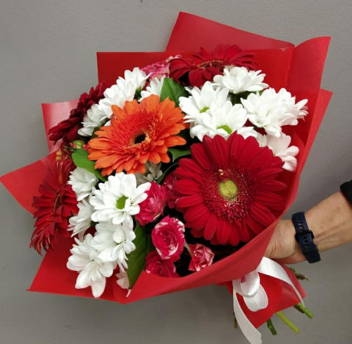 Букет "Птичка певчая" из кустовой хризантемы, кустовой розы и герберы арт. 7666