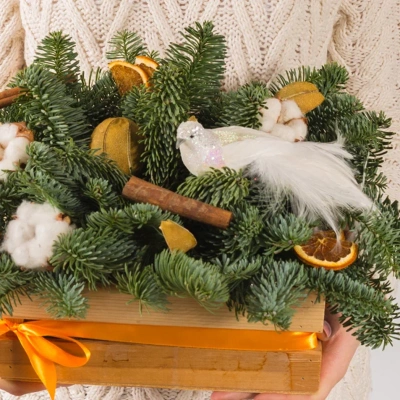 Композиция новогодняя в ящике В ожидании чуда с птичкой и еловыми ветками N 72238