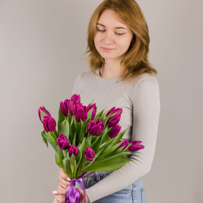 Букет из 15 малиновых тюльпанов 28774