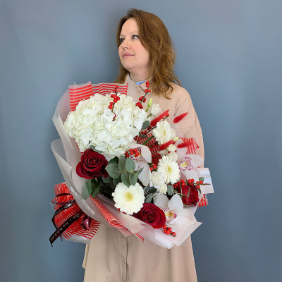 Красно-белый букет с гортензией, орхидеями и ягодами 70982