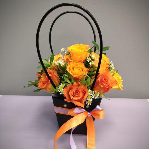 Сумочка из 11 оранжевых кенийских роз. арт. 22580-О