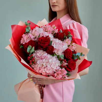 Букет из гортензий и красных роз N 84615