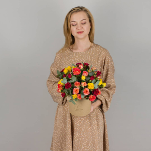 Коробка с цветными кустовыми розами и эвкалиптом арт. 50412