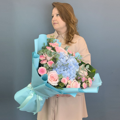 Букет с голубой гортензией и кустовыми розами 71078