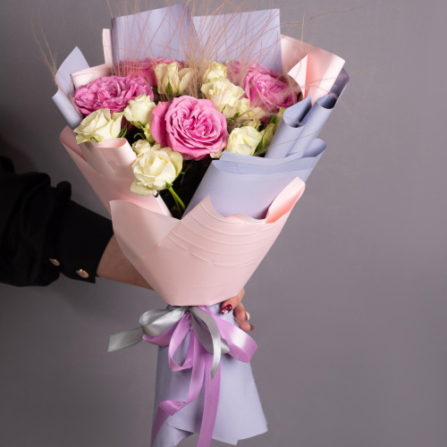 Букет из крупных и кустовых роз "Розовое сияние. Размер M" арт. 28482/M